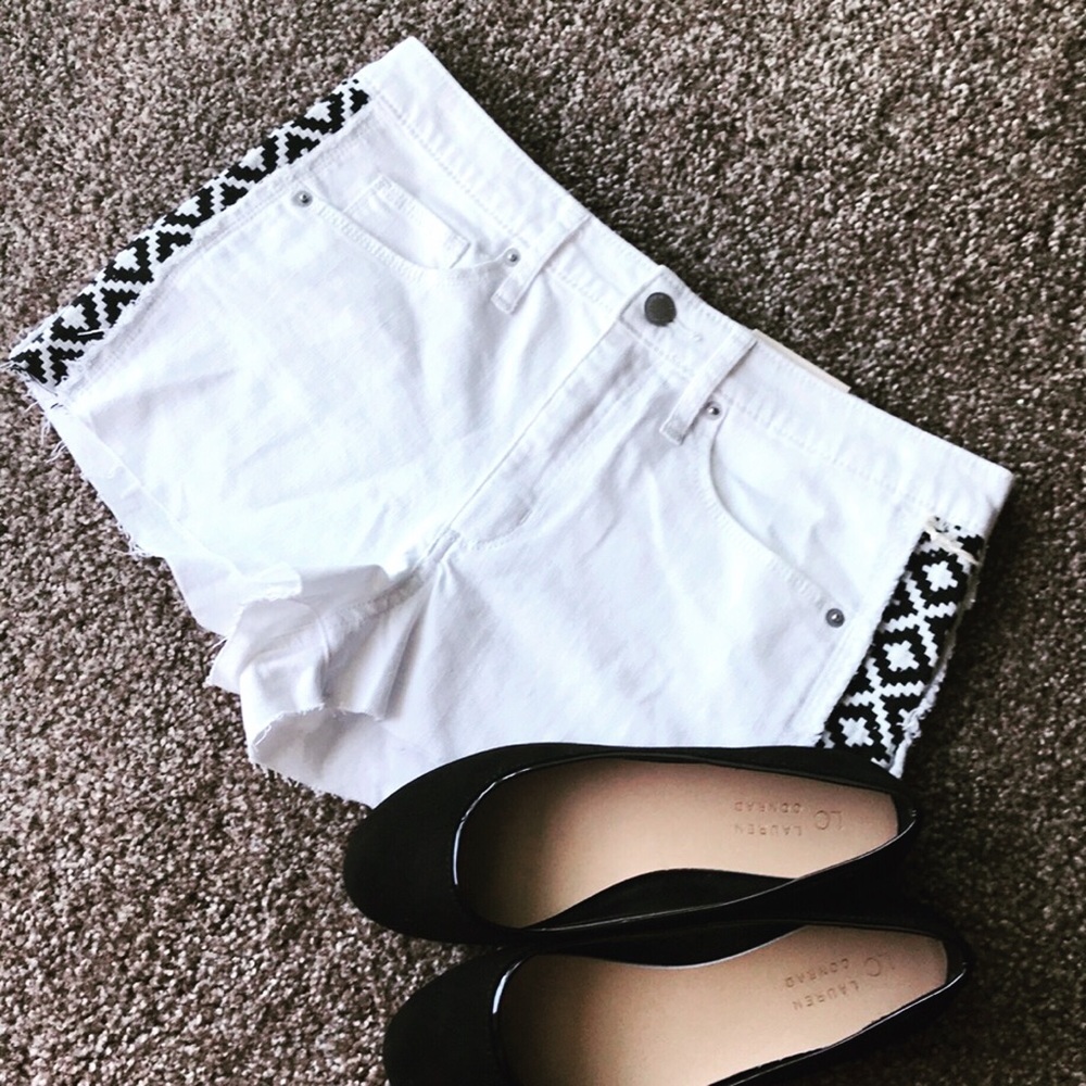 ☀️NWT White cut off shorts, size 10
